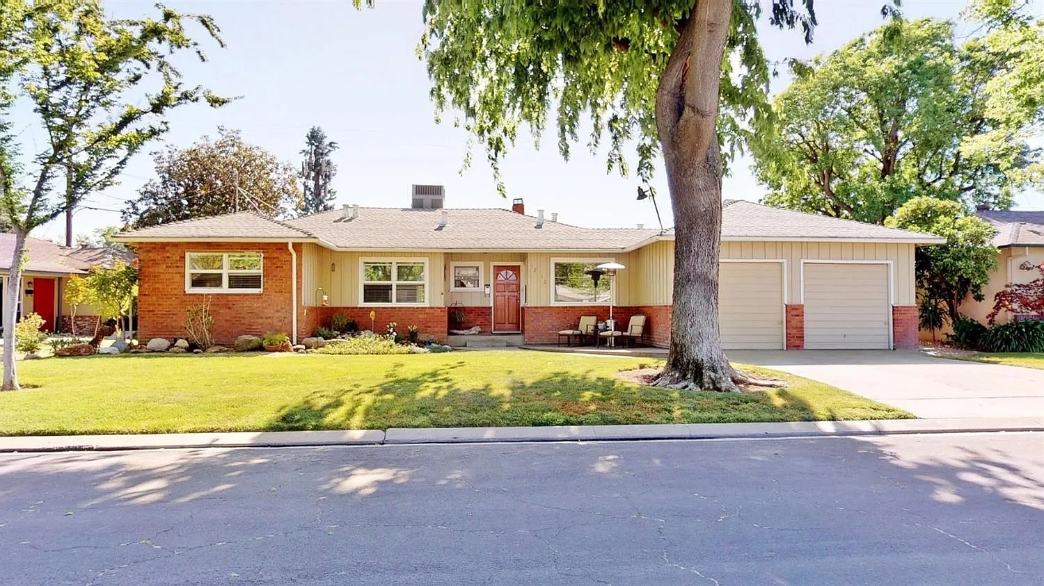 1210 Greenwood Dr photo 1