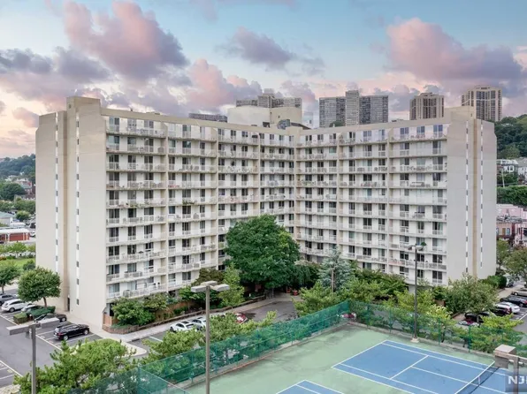 1055 River Rd #Townhouse 6, Edgewater, NJ 07020