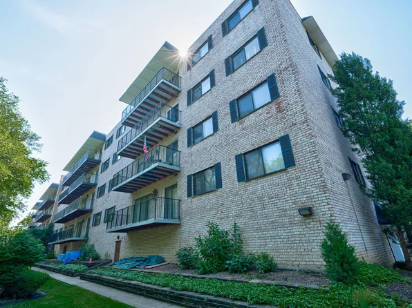 1S150 Spring Rd APT 2-B, Oakbrook Terrace, IL 60181
