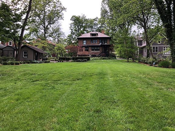 2nd image of 840 Woodbine Ave