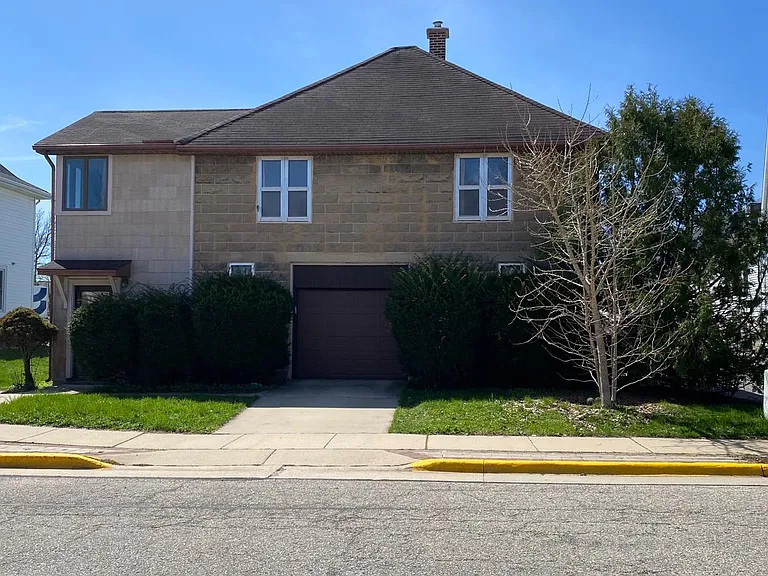 103 E Park Ln — Photo 16