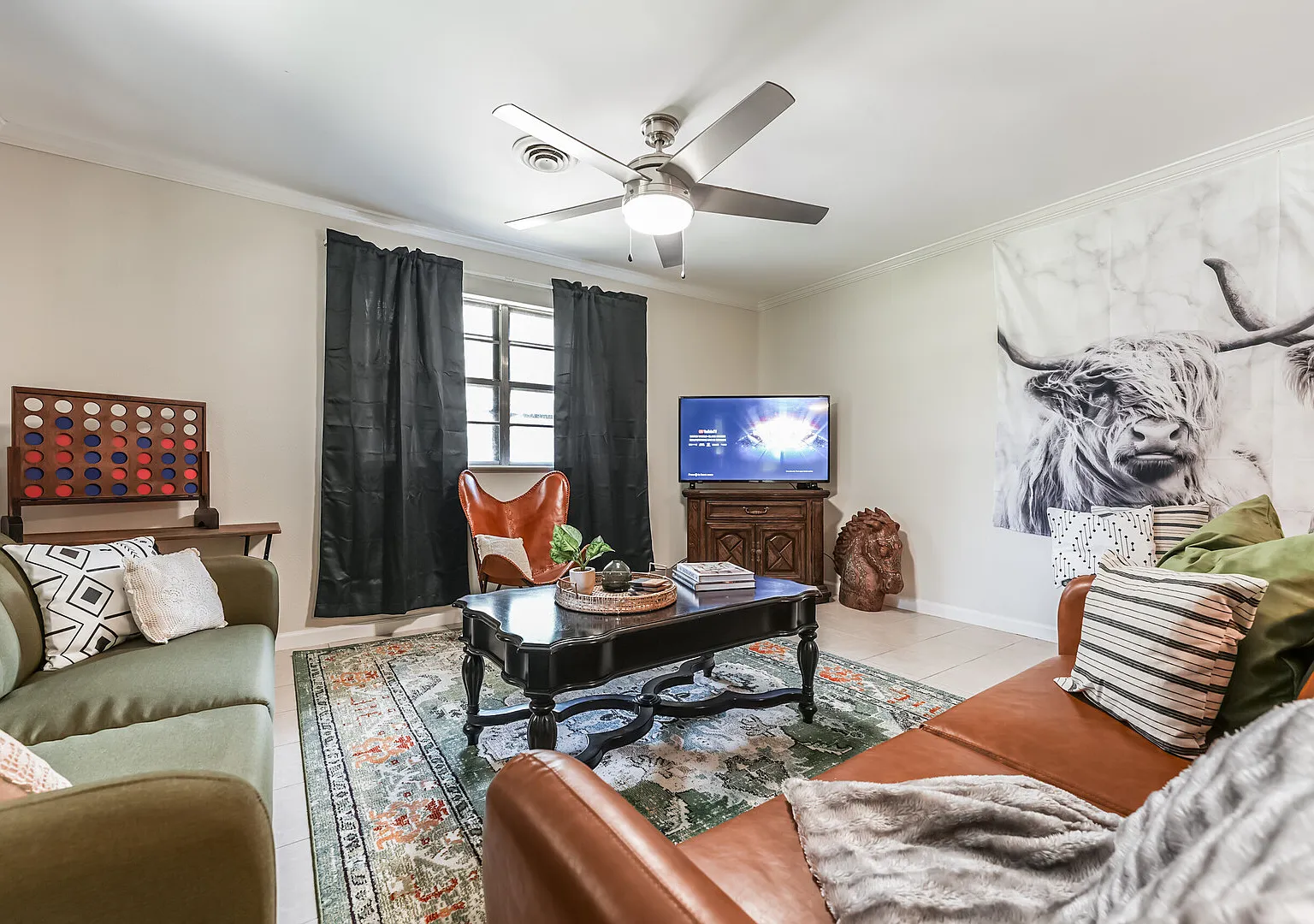 Five Oaks Farmhouse, Private Home on 2+ Acres — Photo 3