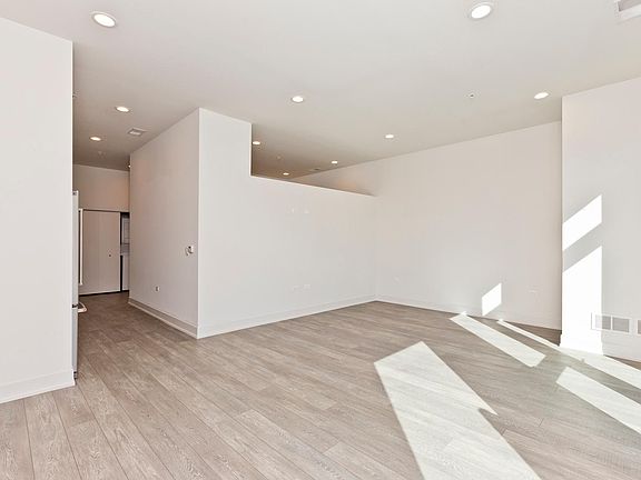 4th image of 854 N Larrabee St #208