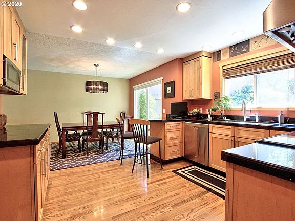 2nd image of 13605 NE Regents Dr