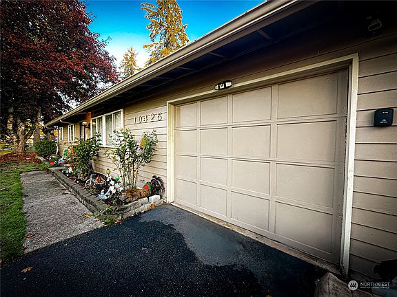 2nd image of 19425 Crescent Drive E