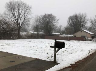 1320 Davis St, Charleston, IL 61920