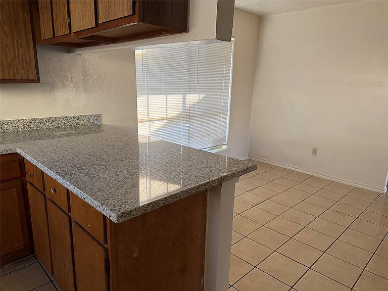 2114 W Greens Rd — Photo 11