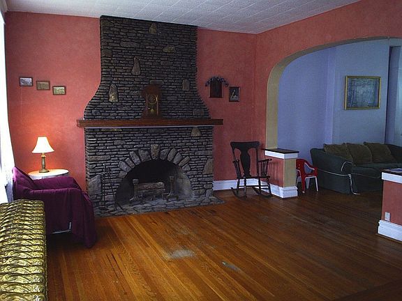 Front w/fireplace