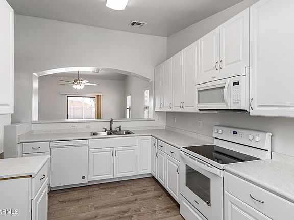 2nd image of 265 W Hawthorne Dr