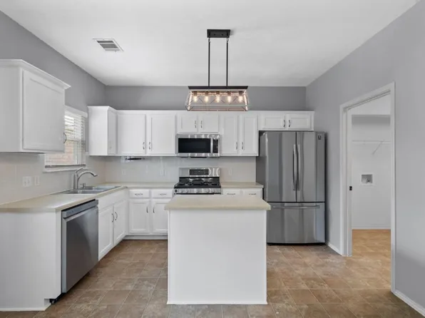 2704 Greenlee Dr, Leander, TX 78641