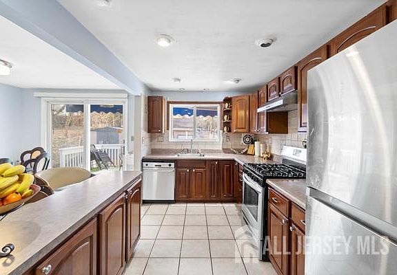 5th image of 285 Water St