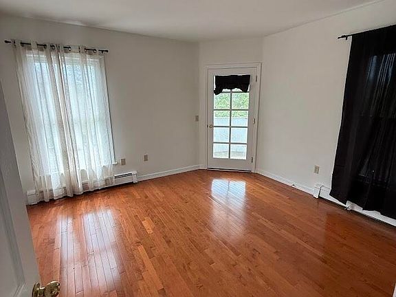 2nd image of 901 Grand Ave APT 2