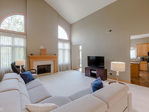 5th image of 10 Doral Ct