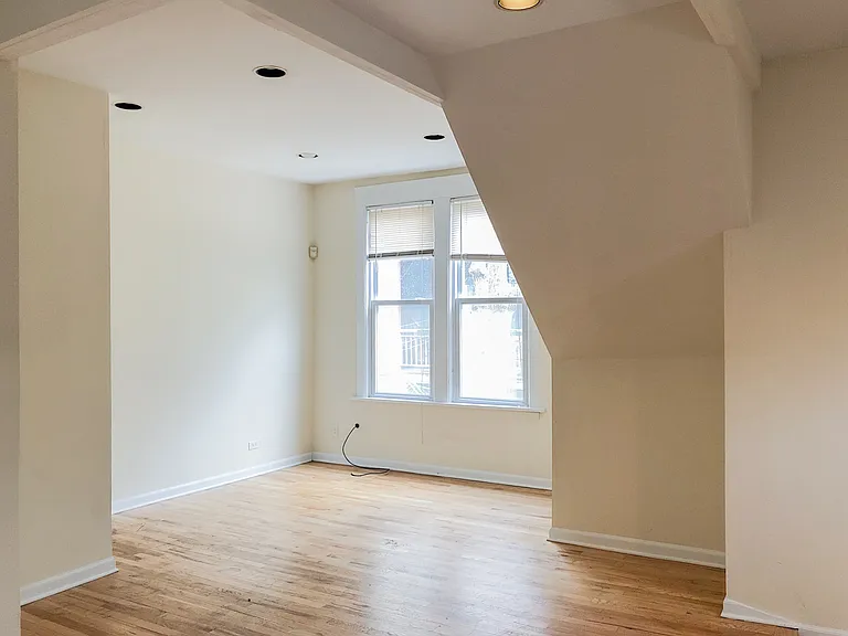 3250 N Lakewood Ave #CH1 — Photo 1