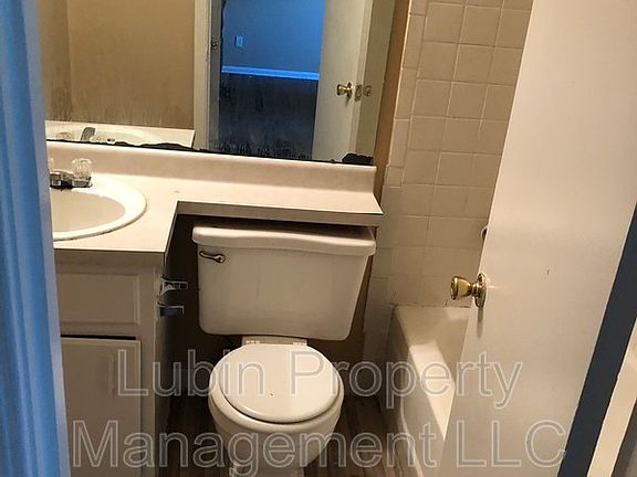 3rd image of 247 N Waldran Blvd APT 5