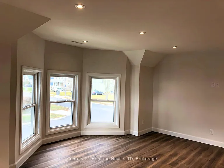 61 Phipps St #UPPER — Photo 5