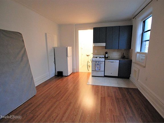 3rd image of 3118 Crescent St APT 6D