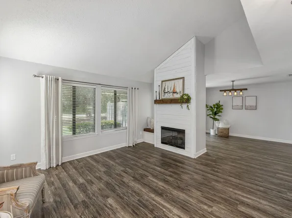 800 Bay Dr APT 3, Niceville, FL 32578