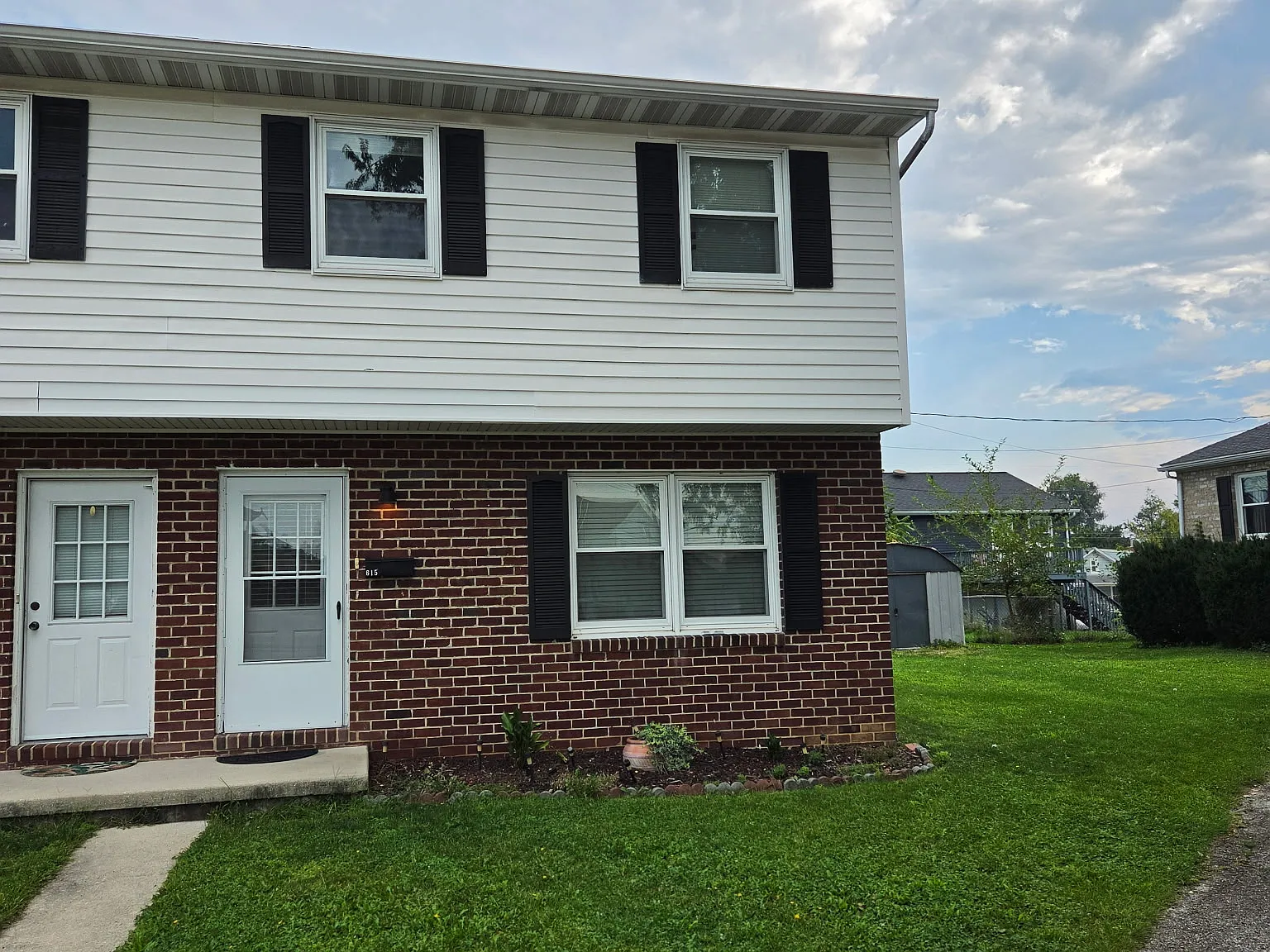 3 bed, 1100 sqft, $1,300 — Photo 1