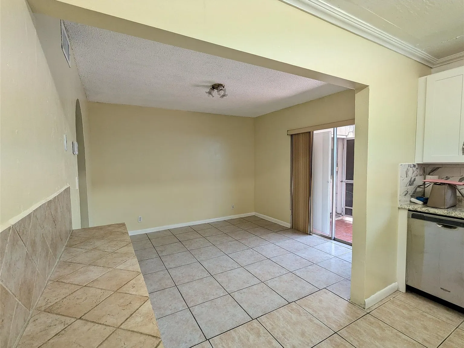 3 bed, 2.5 bath, 1400 sqft, $2,500 — Photo 3