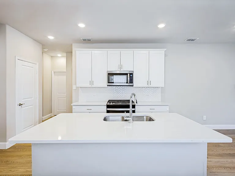 801 McKenna Dr — Photo 2