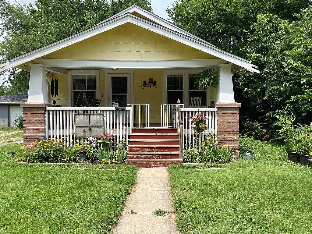 806 W Daniel St photo 1