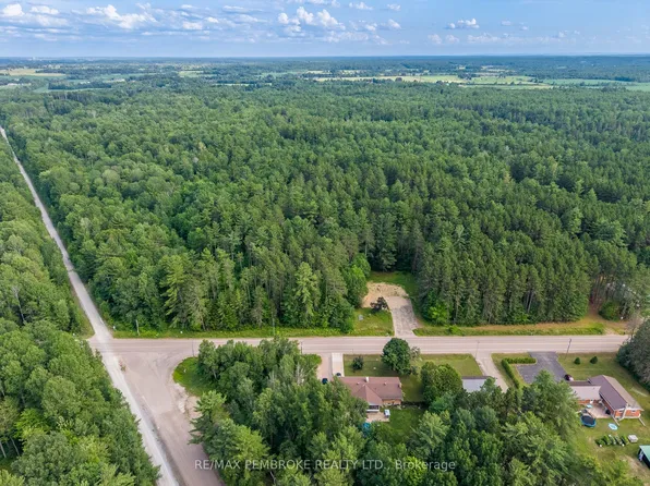 121 Achray Rd, Laurentian Valley, ON K8A 6W7