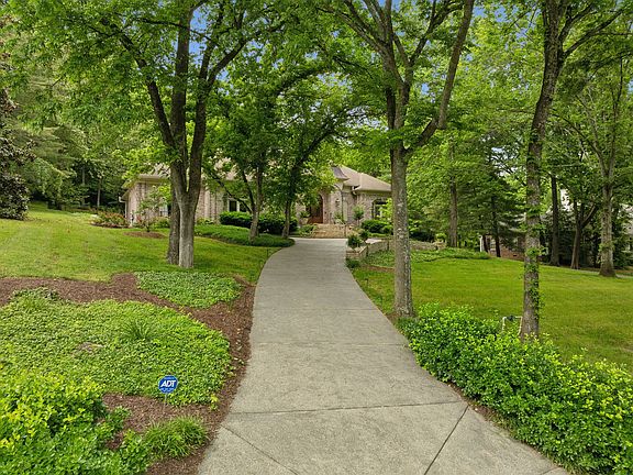 3rd image of 915 Calloway Dr