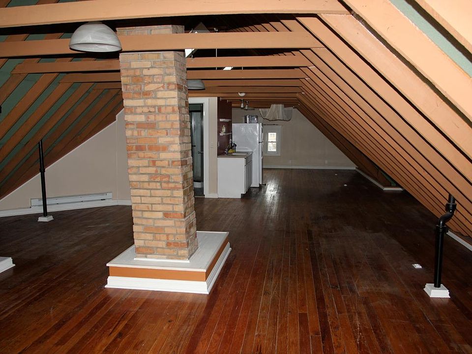 2nd image of 912 Pine St