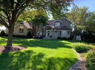 2318 Stagecoach Rd, Grand Island, NE 68801