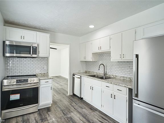 5th image of 33 Ledgewood Dr