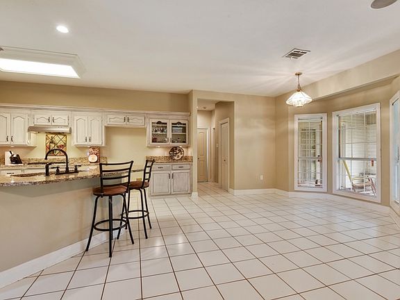 4th image of 1701 S Crestview Dr