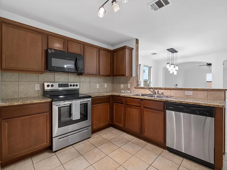 802 Platinum Dr — Photo 5