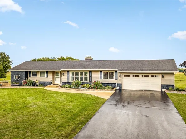 7853 E Wildwood Rd, Stillman Valley, IL 61084