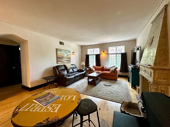 4th image of 2550 N Lake Dr #4