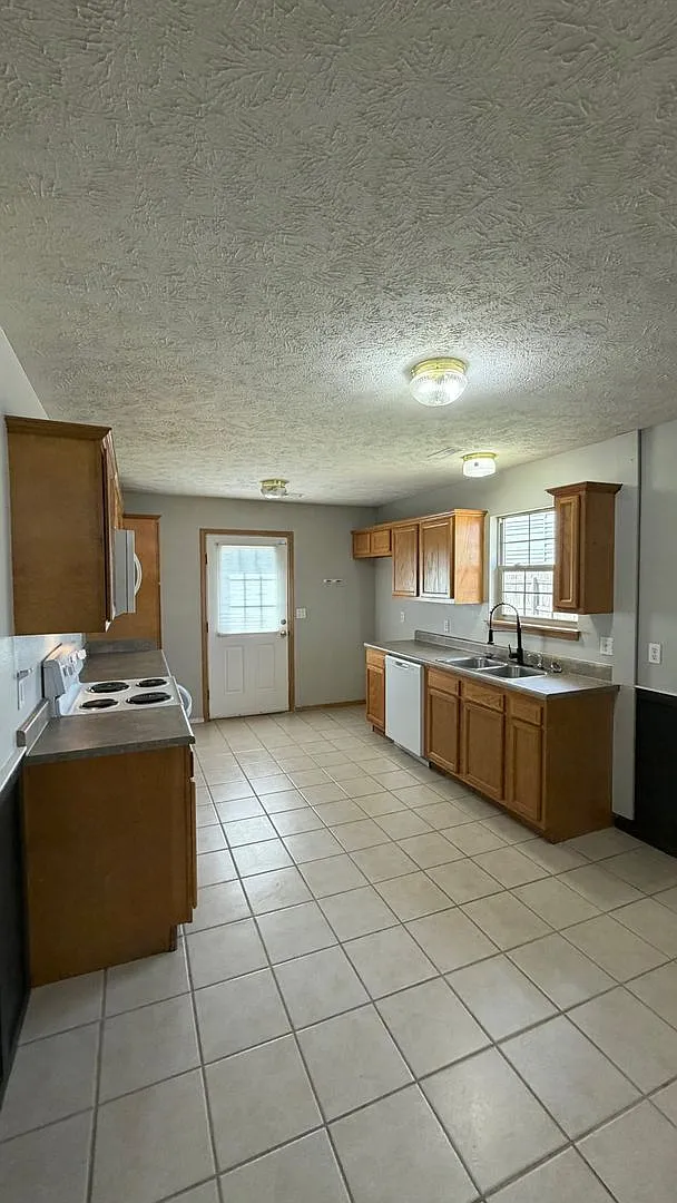 Large Duplex with 2 Bedrooms 2 Bathrooms and 2 car Garage! — Photo 4