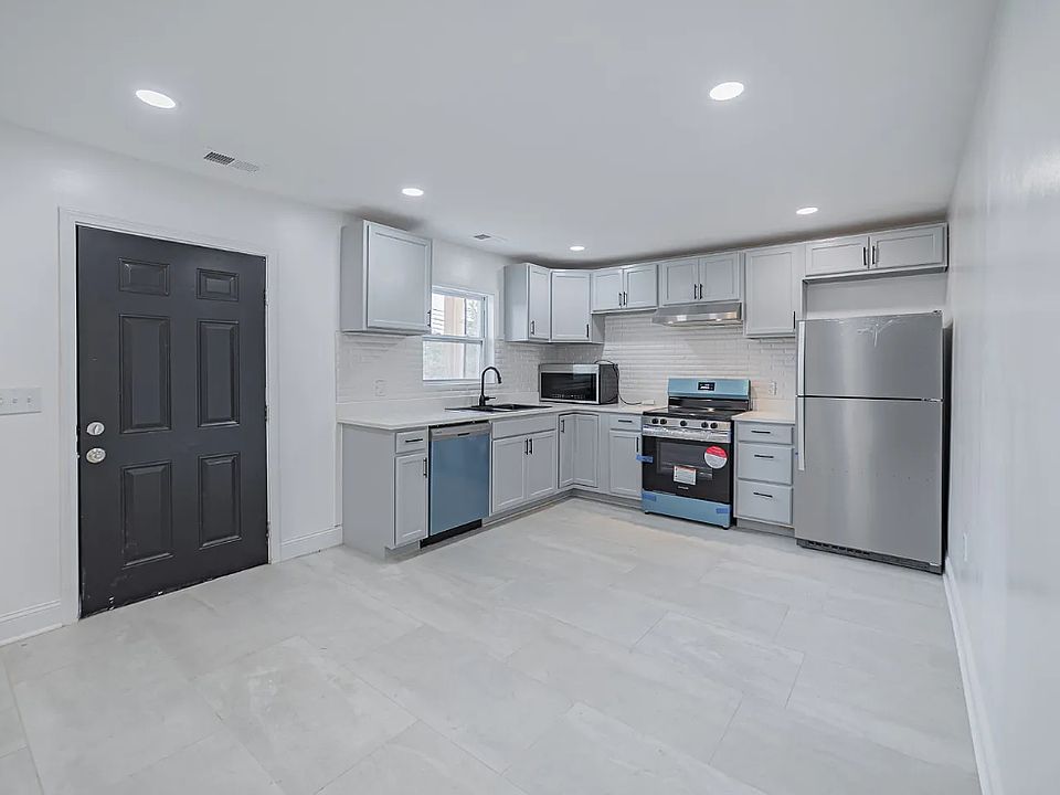 1st image of 830 Market St