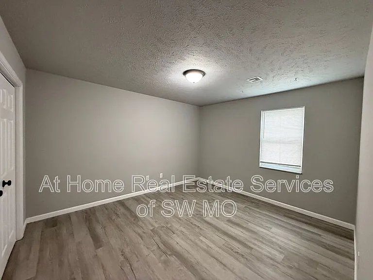 1306 E McDaniel St #7 — Photo 4