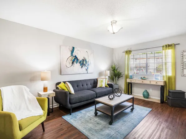 Knollwood Townhouse Apartments