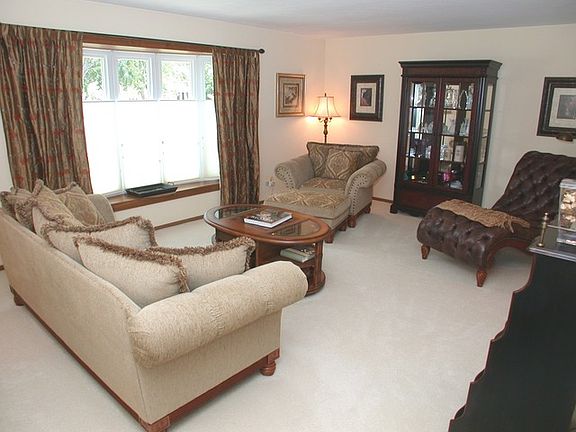 3rd image of 200 Glenridge Ln