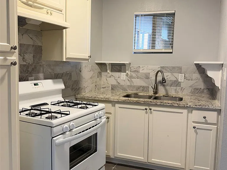 4811 Oakland St #12 — Photo 8