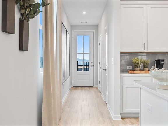 4th image of 532 Crown Dr