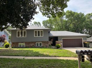 6104 Pine View Dr, Sioux City, IA 51106