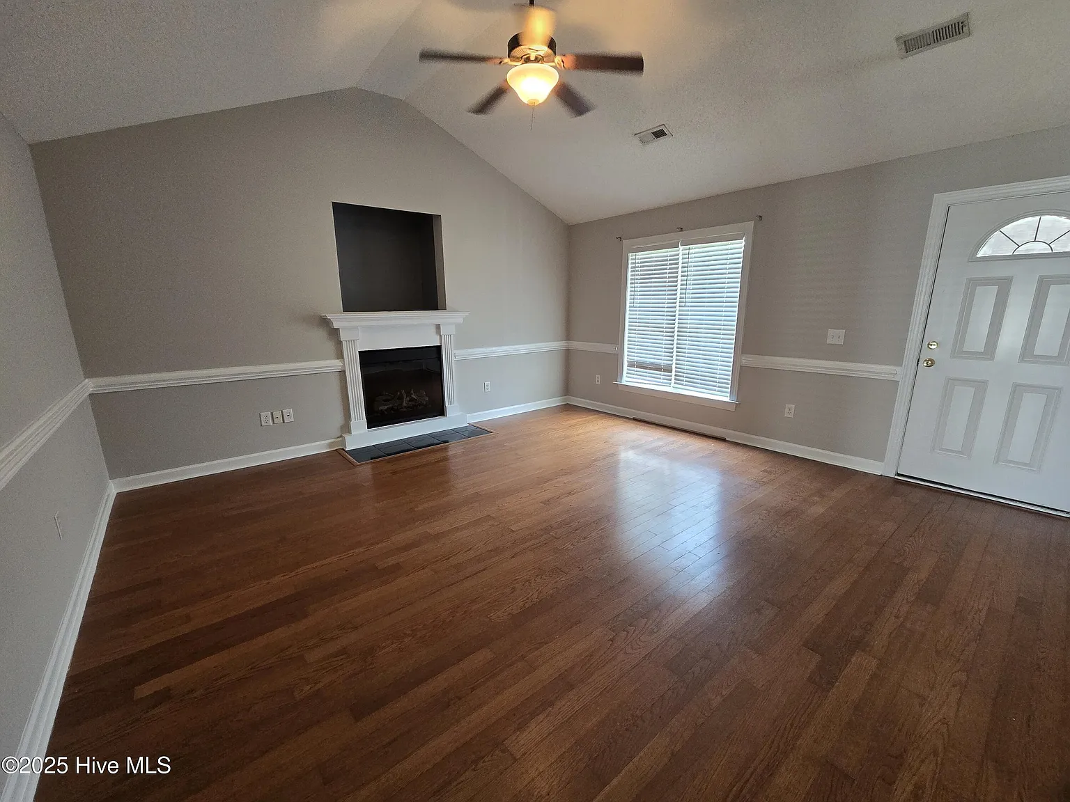 3 bed, 2.0 bath, 1257 sqft, $1,700 — Photo 3