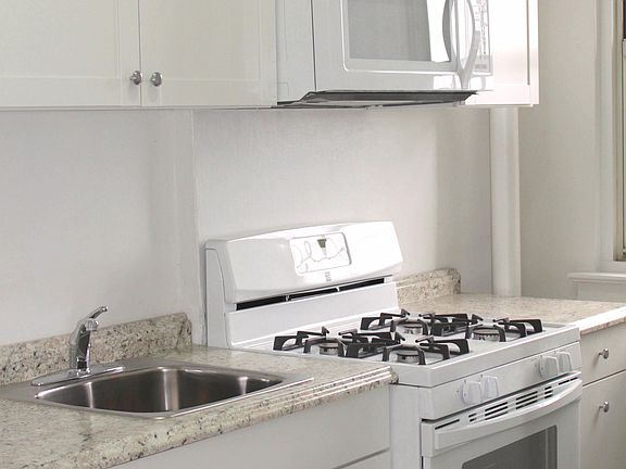 3rd image of 200 Cabrini Blvd APT 9