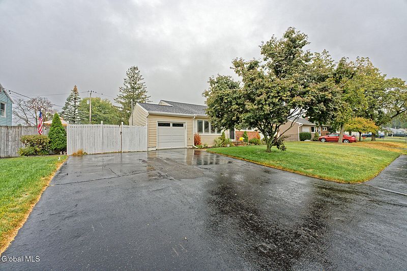 3rd image of 44 Red Fox Drive