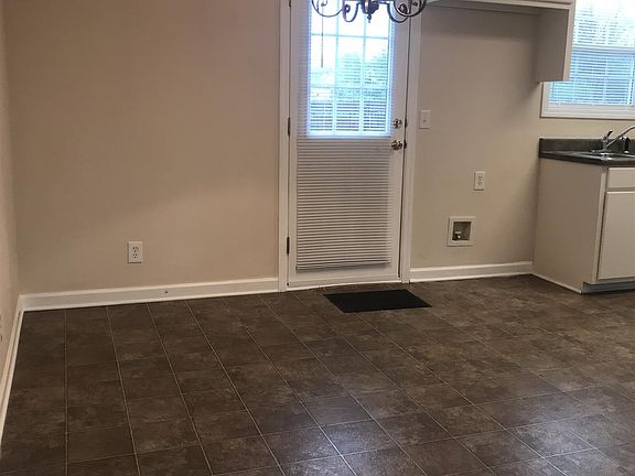 3rd image of 105 Lorien Cir