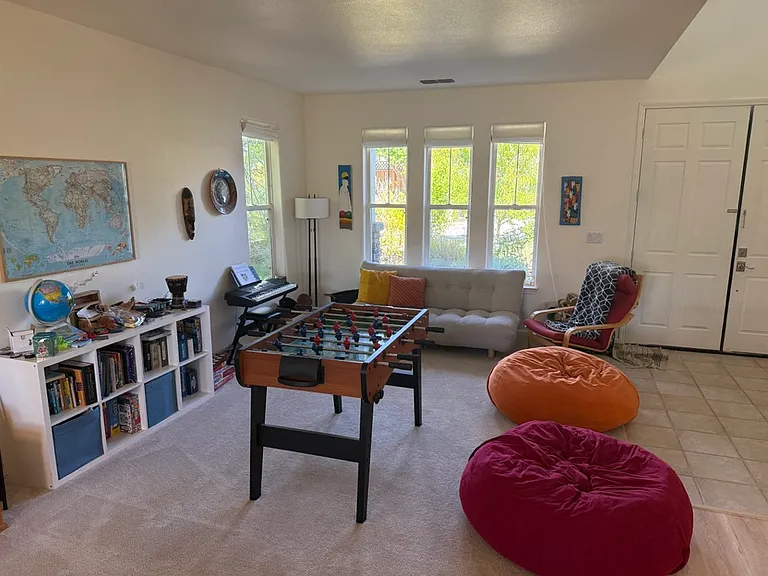 286 Edinburgh Ln — Photo 4