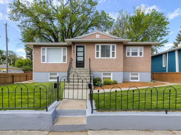 742 E 5th St S, Lethbridge, AB T1J 2C4