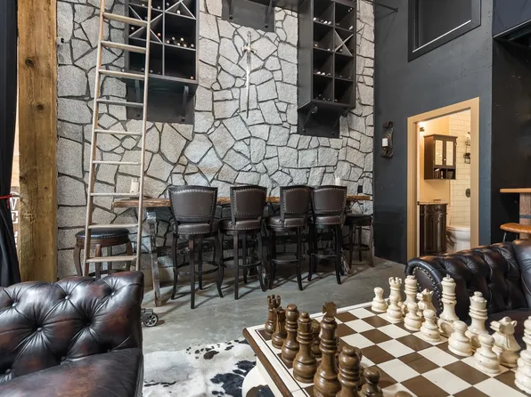 201 McCallum Rd, Abbotsford, BC V2S 8A1